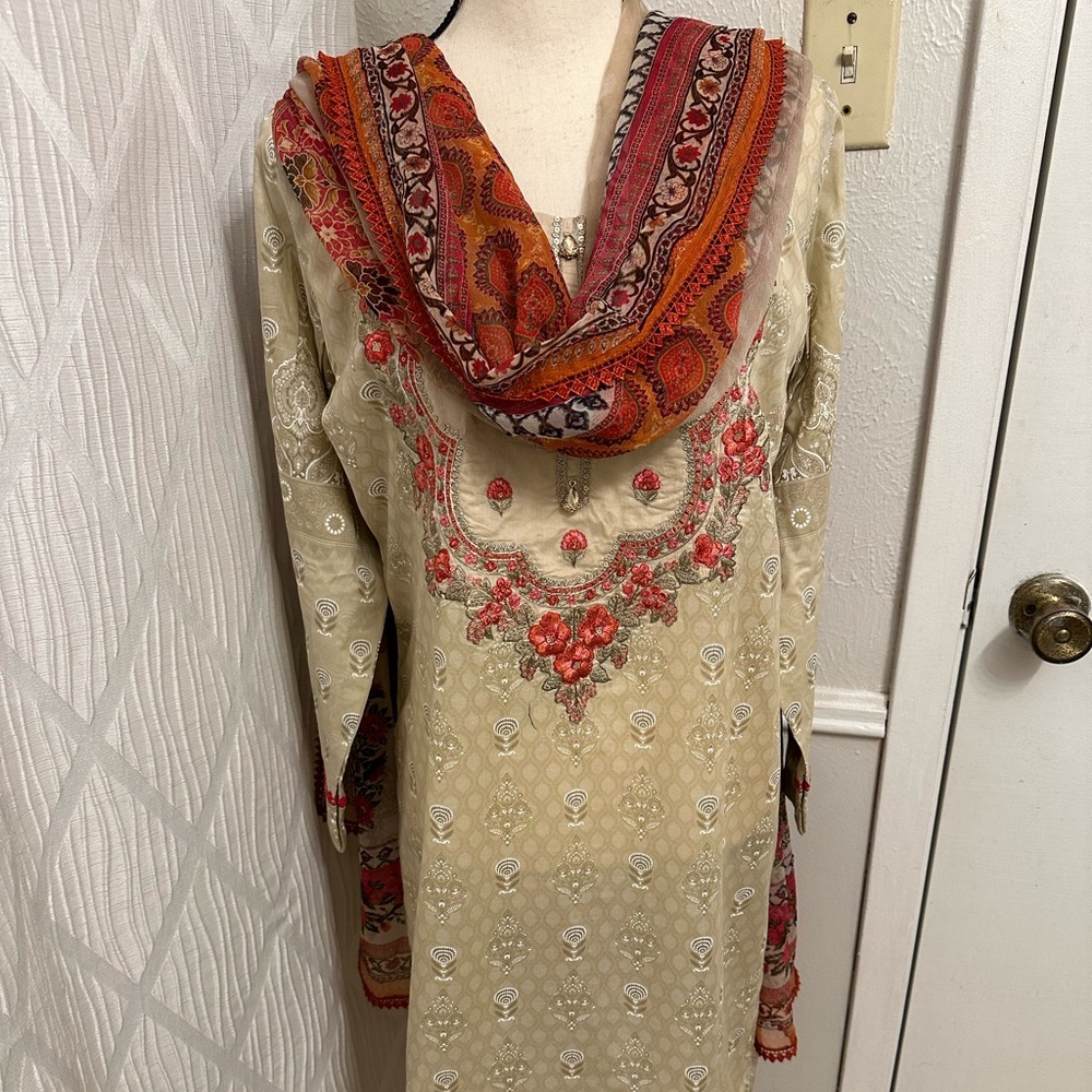 Pakistani Indian Three Piece Sobia Nazir Lawn Embroidered Suit. Brand New.